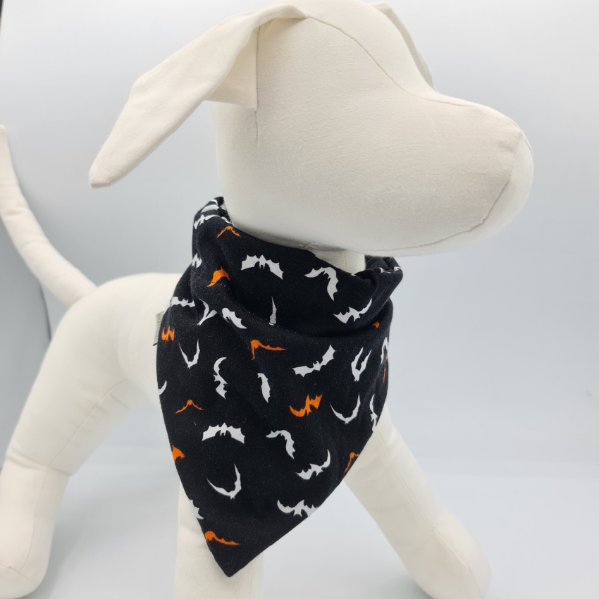 Halloween Halstuch für den Hund in schwarz mit orange / weißen Fledermäusen